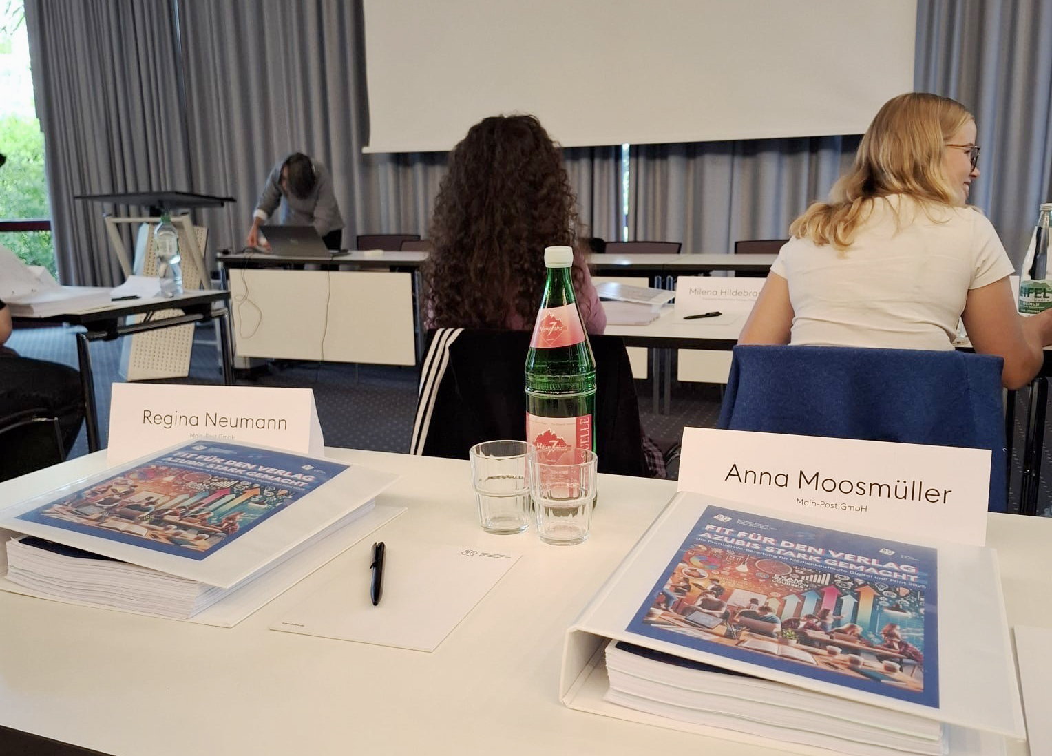 Eine Woche voller Input, Austausch und Motivation – unsere beiden Auszubildenden zur Medienkauffrau Digital und Print haben sich intensiv auf ihre Abschlussprüfung vorbereitet. Hier teilen Anna und Regina ihre Eindrücke.